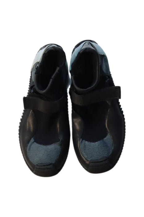 A Multicolour Aqua Shoes from Gill in size 11Y for boy. (Back View)