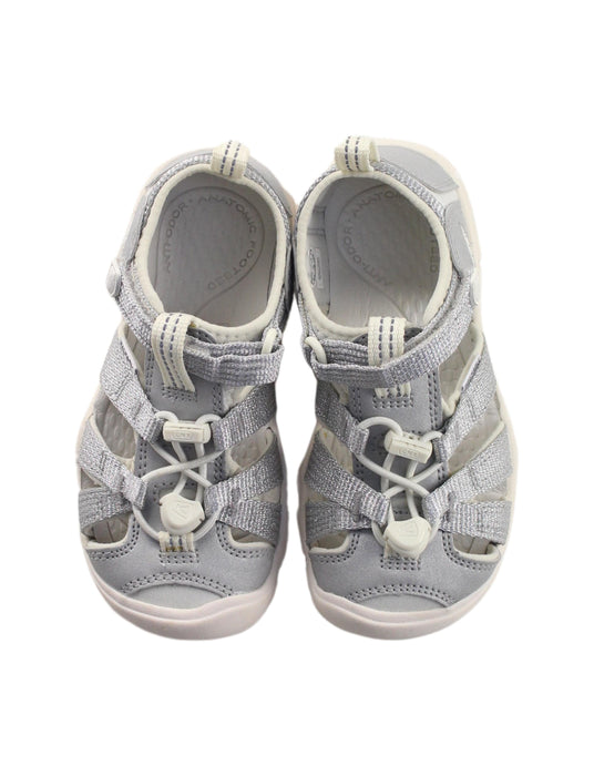 A Grey Sandals from Keen in size 5T for girl. (Back View)