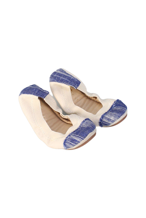 A Ivory Flats from Yosi Samra in size 4T for girl. (Front View)