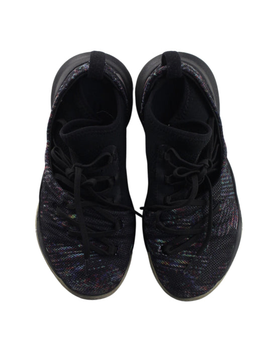 A Black Sneakers from Under Armour in size 7Y for boy. (Back View)