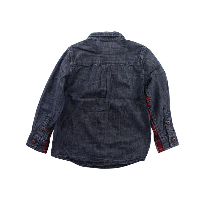 A Black Long Sleeve Shirts from izzue in size 4T for boy. (Back View)