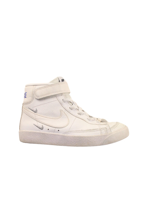 A White Sneakers from Nike in size 5T for boy. (Front View)