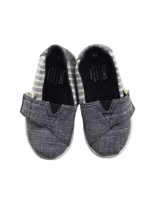 A Grey Espadrilles from Toms in size 18-24M for girl. (Back View)