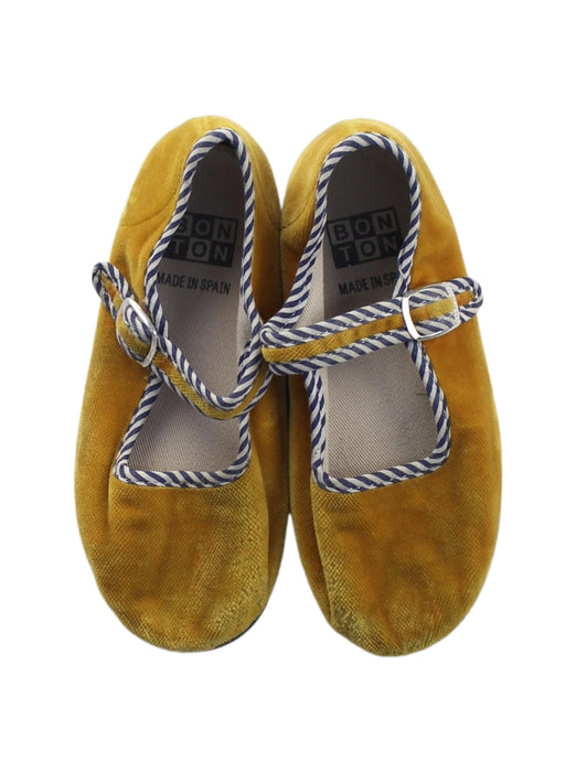 A Yellow Flats from Bonton in size 5T for girl. (Back View)