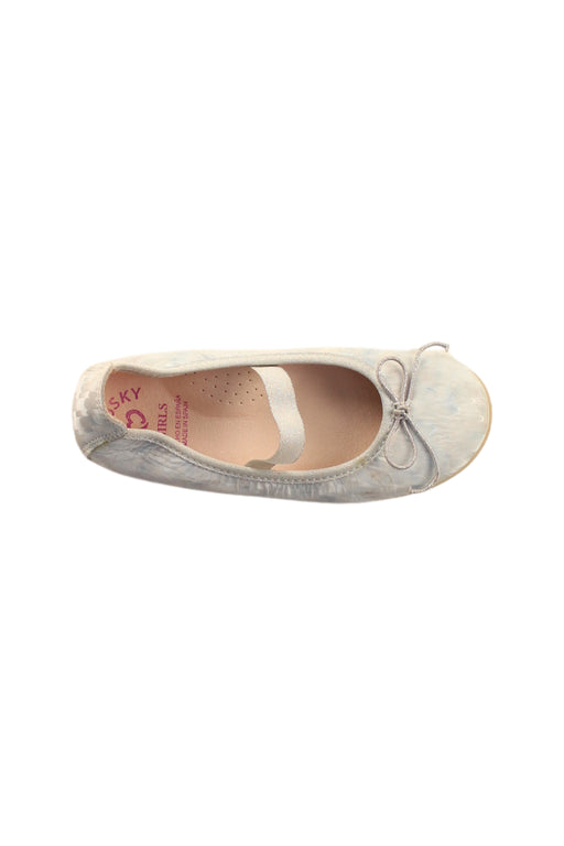 A White Flats from Pablosky in size 5T for girl. (Front View)
