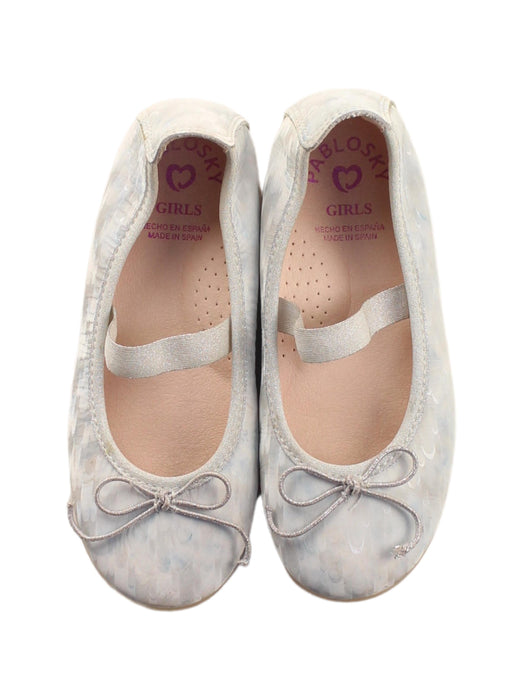 A White Flats from Pablosky in size 5T for girl. (Back View)