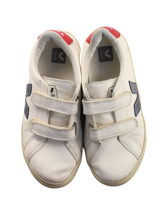 A White Sneakers from Veja in size 9Y for boy. (Back View)