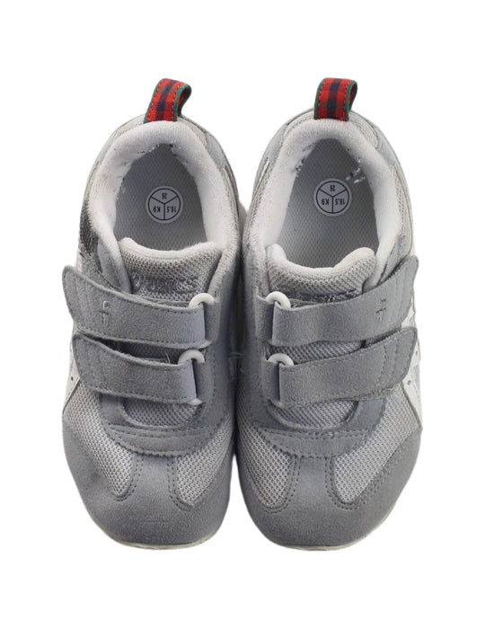 A Grey Sneakers from ASICS in size 4T for boy. (Back View)