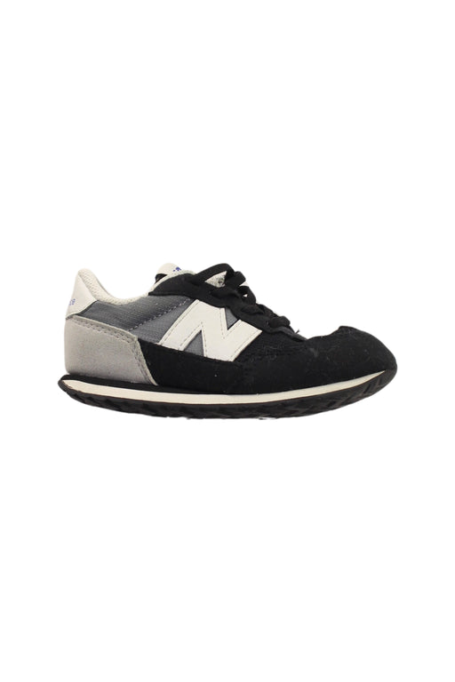A Black Sneakers from New Balance in size 4T for boy. (Front View)