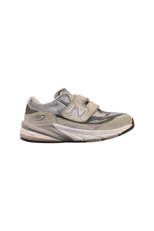 A Grey Sneakers from New Balance in size 4T for boy. (Front View)