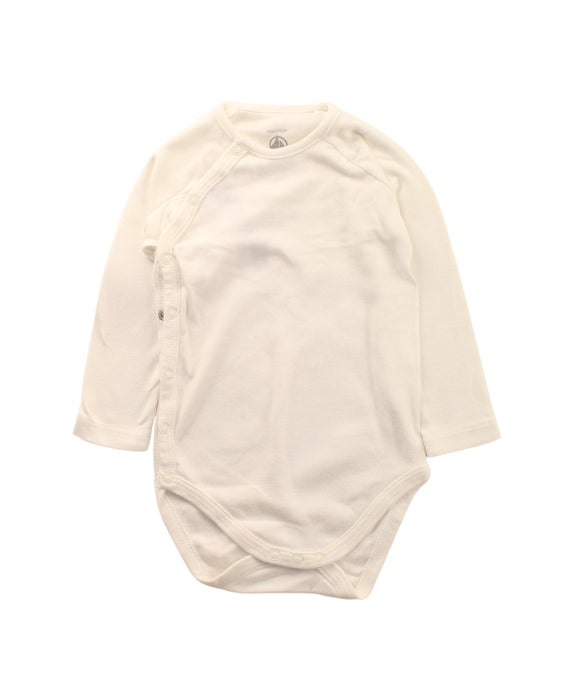 A White Long Sleeve Bodysuits from Petit Bateau in size 6-12M for neutral. (Front View)
