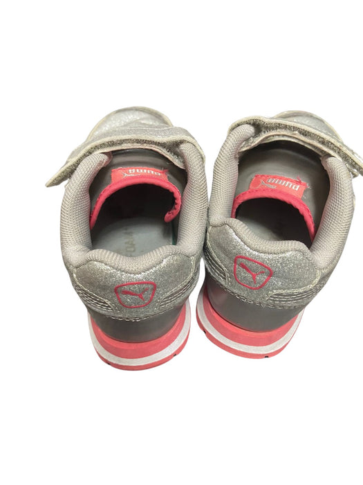 A Silver Sneakers from Puma in size 3T for girl. (Front View)