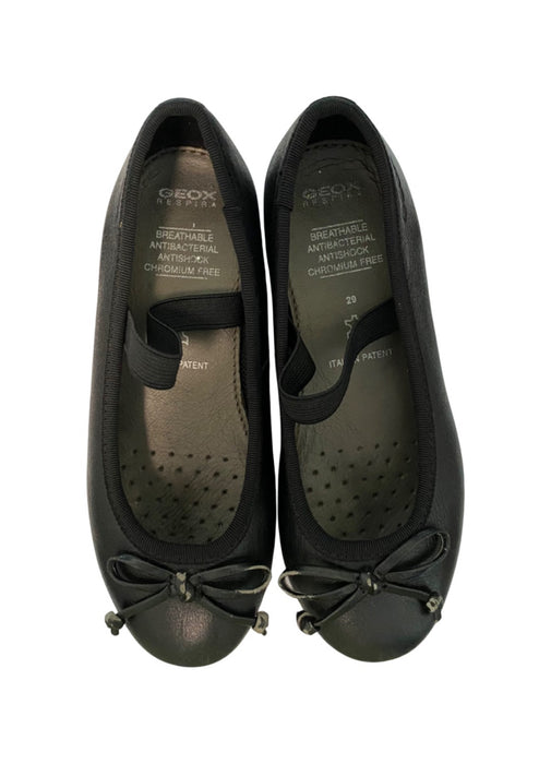 A Black Flats from Geox in size 5T for girl. (Front View)