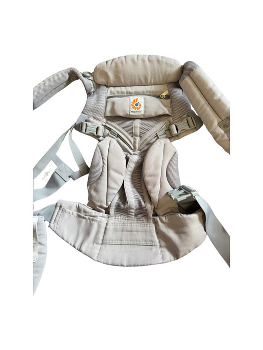 A Grey Baby Carriers from Ergobaby in size O/S for neutral. (Front View)