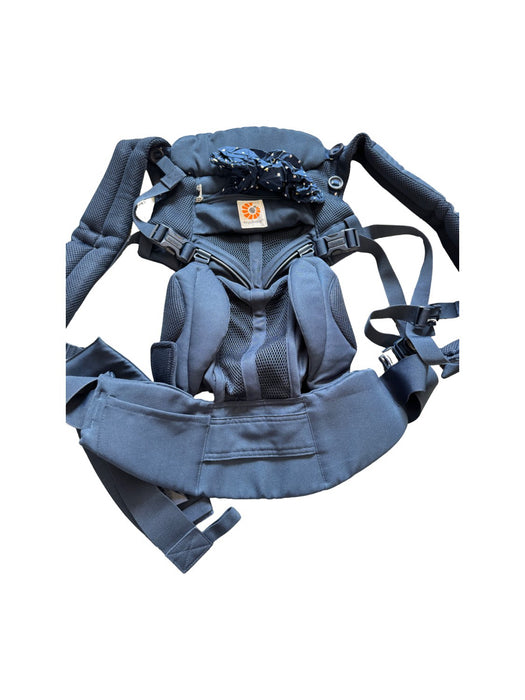 A Navy Baby Carriers from Ergobaby in size O/S for neutral. (Front View)