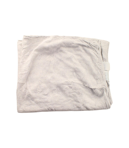 A White Blankets from Aden & Anais in size O/S for neutral. (Front View)