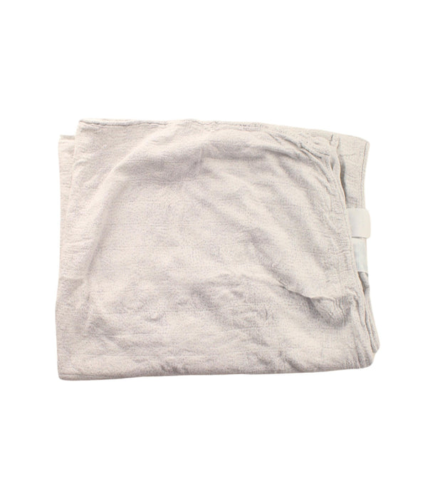 A White Blankets from Aden & Anais in size O/S for neutral. (Front View)