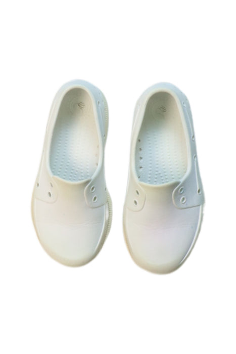 A White Aqua Shoes from Native Shoes in size 4T for neutral. (Back View)