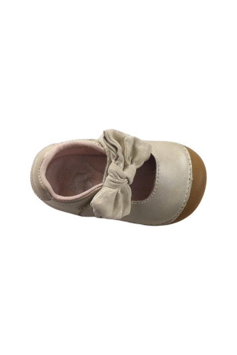 A White Flats from Stride Rite in size 12-18M for girl. (Front View)