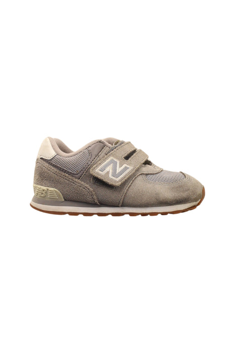 A Grey Sneakers from New Balance in size 4T for boy. (Front View)