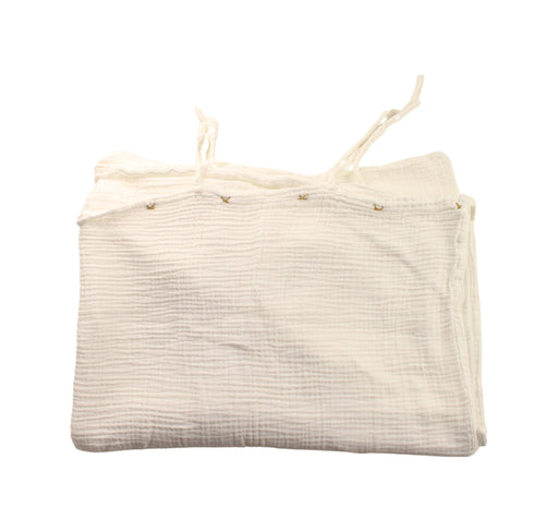 A White Blankets from Numero 74 in size O/S for neutral. (Front View)