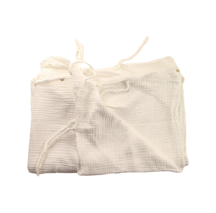 A White Blankets from Numero 74 in size O/S for neutral. (Back View)