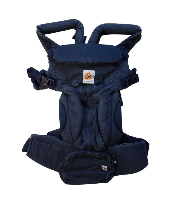 A Navy Baby Carriers from Ergobaby in size O/S for neutral. (Front View)