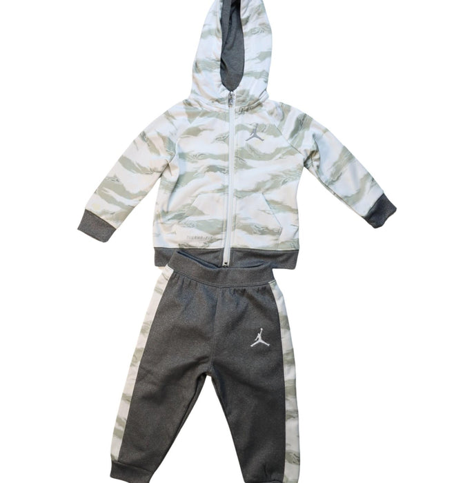 A Multicolour Pants Sets from Nike in size 12-18M for boy. (Front View)