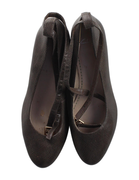 A Brown Dress Shoes from Clarks in size 10Y for girl. (Back View)