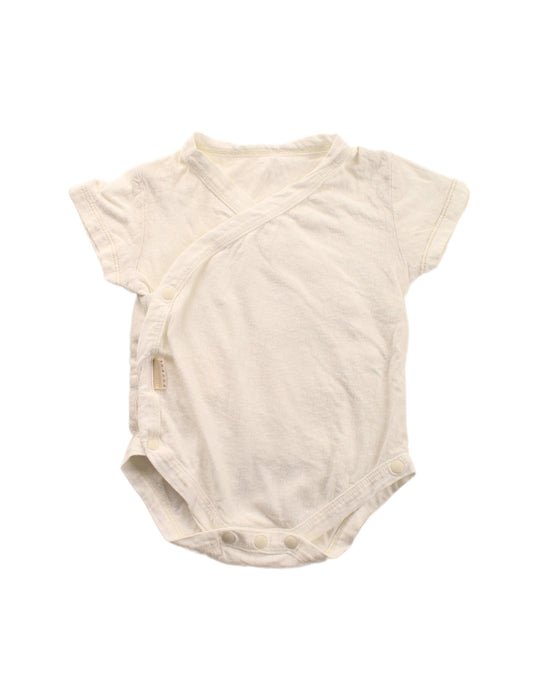 A White Short Sleeve Bodysuits from Natures Purest in size 3-6M for neutral. (Front View)