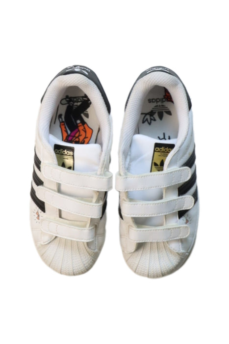 A White Sneakers from Adidas in size 6T for neutral. (Back View)