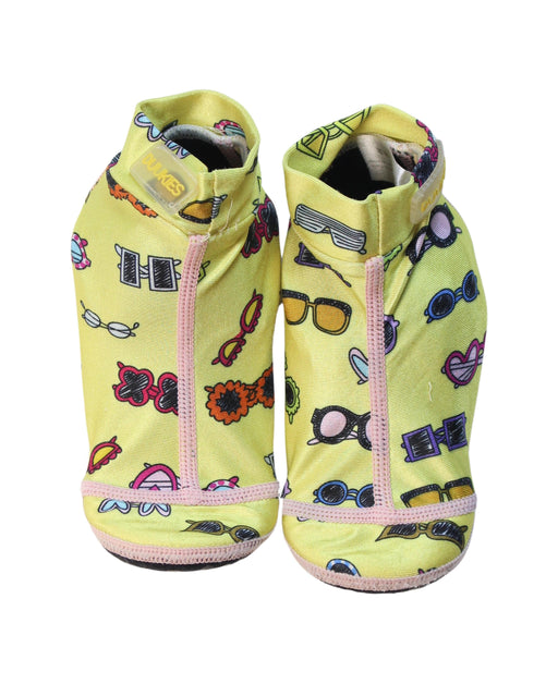 A Multicolour Aqua Shoes from Duukies in size 3T for neutral. (Front View)