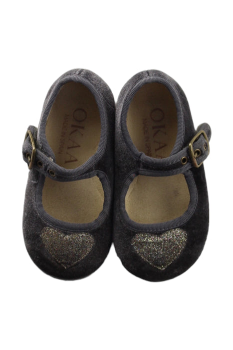 A Black Flats from OKAA in size 18-24M for girl. (Back View)