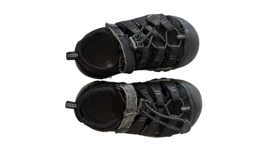 A Black Sandals from Keen in size 4T for neutral. (Front View)