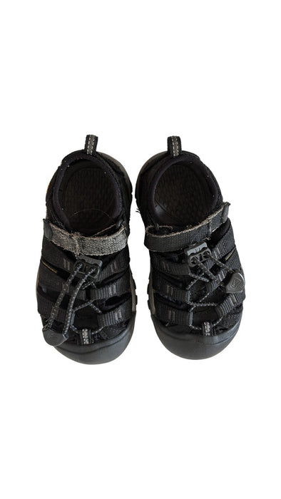 A Black Sandals from Keen in size 4T for neutral. (Back View)