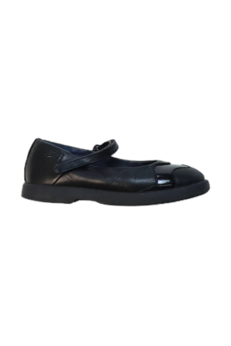 A Black Flats from Camper in size 5T for girl. (Front View)