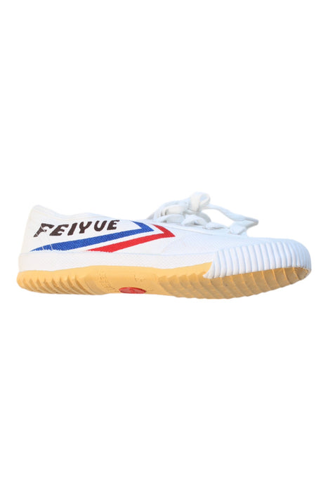 A White Sneakers from Feiyue in size 9Y for boy. (Front View)