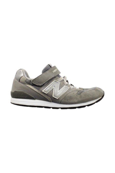 A Grey Sneakers from New Balance in size 10Y for boy. (Front View)