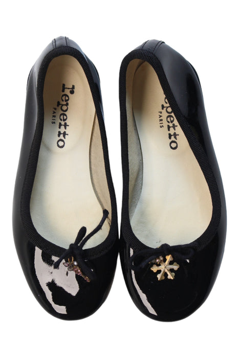 A Black Flats from Repetto in size 5T for girl. (Back View)