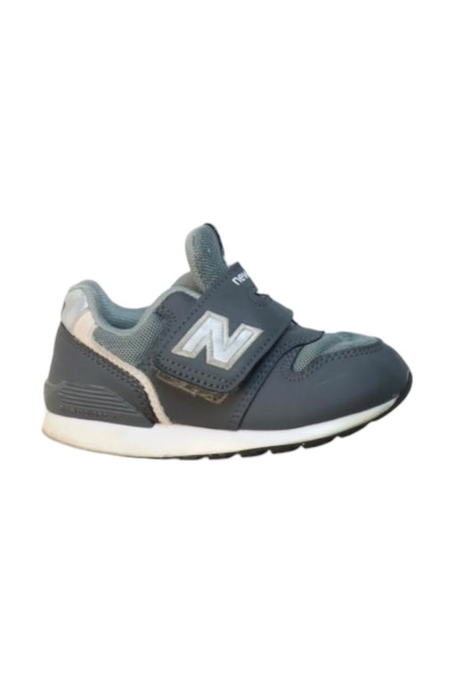 A Grey Sneakers from New Balance in size 3T for boy. (Front View)