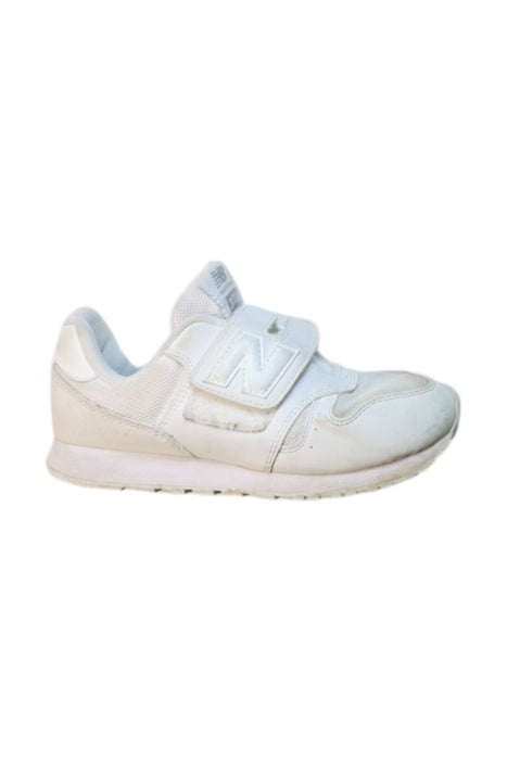 A White Sneakers from New Balance in size 7Y for neutral. (Front View)