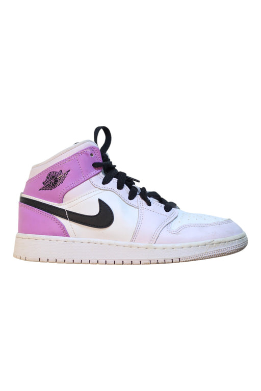 A White Sneakers from Nike in size 11Y for girl. (Front View)