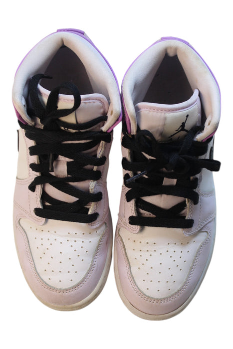 A White Sneakers from Nike in size 11Y for girl. (Back View)