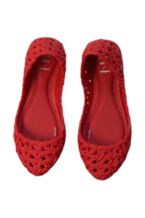 A Burgundy Flats from Mini Melissa Campana in size 7Y for girl. (Back View)