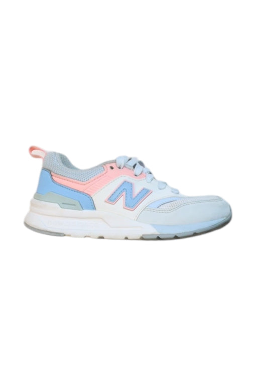 A Multicolour Sneakers from New Balance in size 5T for girl. (Front View)