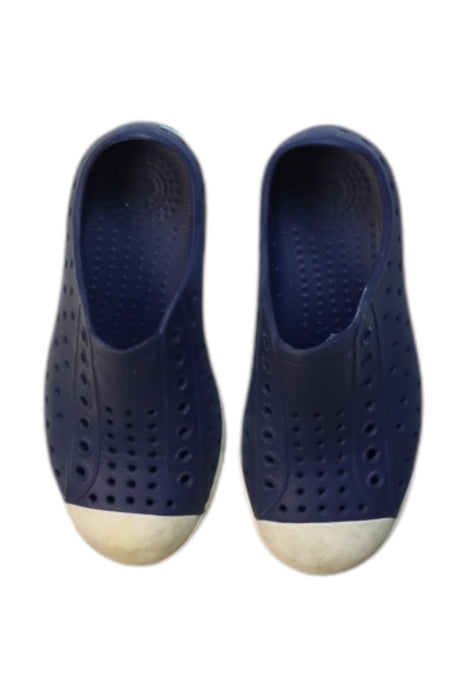 A Navy Aqua Shoes from Native Shoes in size 5T for boy. (Back View)