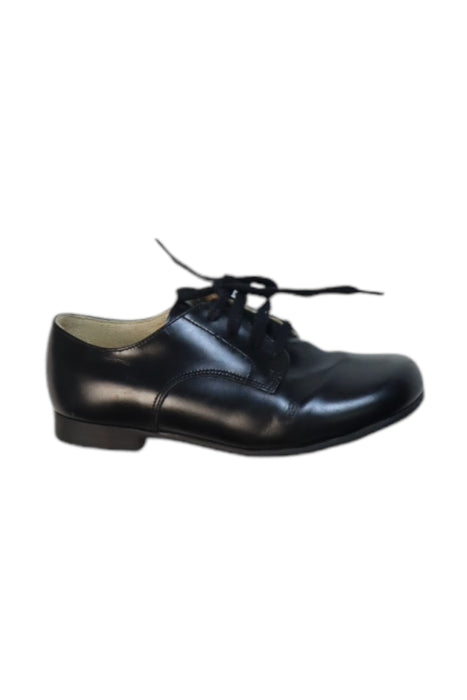 A Black Dress Shoes from Stride Rite in size 5T for boy. (Front View)