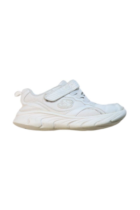 A White Sneakers from Skechers in size 6T for girl. (Front View)