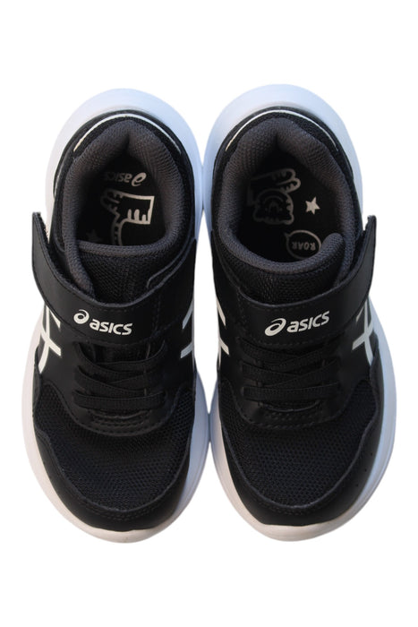 A Black Sneakers from ASICS in size 4T for boy. (Back View)