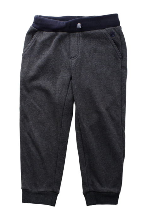 A Grey Sweatpants from Petit Bateau in size 4T for boy. (Front View)